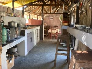 une cuisine avec un comptoir et une chaise dans l'établissement Beach front Cottage, à Mahambo 11 autres photos
