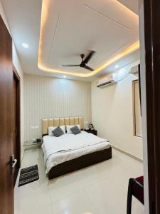 a bedroom with a bed and a ceiling at Hotel Grand Central in Bulandshahr