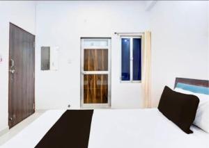 Postel nebo postele na pokoji v ubytování Hotel Khatushyam Residency