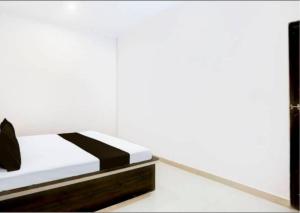 Postel nebo postele na pokoji v ubytování Hotel Khatushyam Residency