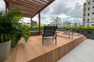 a balcony with two chairs on top of a building at Hub Residence Intermares 3 Pessoas TV WI-FI in Ilha da Restinga
