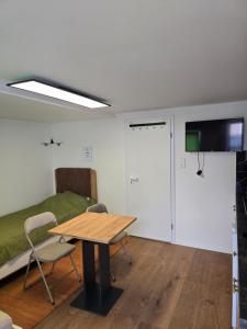 a room with a table and a bed and a tv at Appartement Kristina in Biblis