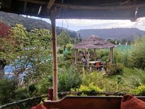 une personne debout dans un belvédère dans un jardin dans l'établissement The sumeru jungle resort, à Bhaktapur