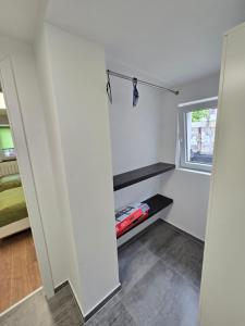 a room with a closet with a bed and a window at Appartement Kristina in Biblis