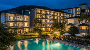 Una imagen de un hotel con piscina por la noche. en Hotel Barahi Pokhara, en Pokhara