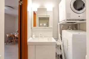 Una cocina blanca con fregadero y lavavajillas. en 天の浜Dojo ーThin no Hama Dojoー, en Nanjō 22 fotos más