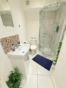 ロンドンにある15 min to Central London Guest Suites 22のトイレ、洗面台、シャワー付きのバスルーム