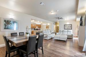 Khu vực ghế ngồi tại Spacious and Fully Furnished Condo Near St. Charles