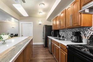 Nhà bếp/bếp nhỏ tại Spacious and Fully Furnished Condo Near St. Charles +11 ảnh