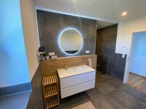 Ένα μπάνιο στο Ferienwohnung Hopfenblick Dachterasse 3SZ Bodenseeregion