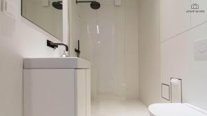 Ванная комната в City Center - Ogarna 1 Art in Apartment by Apartmore +8 фотографий