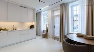 Кухня или мини-кухня в City Center - Ogarna 1 Art in Apartment by Apartmore
