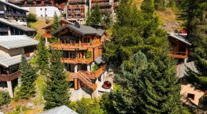 una vista aerea di una grande casa in legno di Chalet Les Sources De La Davie - Chalet LES SOURCES de la DAVIE services hôteliers MAE-8981 a Tignes