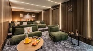 un soggiorno con un divano e un tavolo di Chalet Les Sources De La Davie - Chalet LES SOURCES de la DAVIE services hôteliers MAE-8981 a Tignes Altre 24 foto