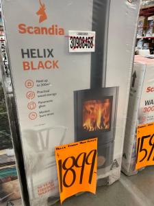 ein Kamin in einem Geschäft mit Schildern darauf in der Unterkunft RIVERBANK COTTAGE in Sussex inlet