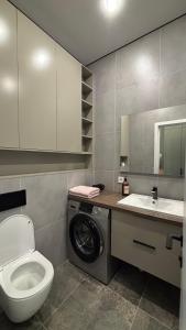 Ένα μπάνιο στο Apartments +10 φωτογραφίες