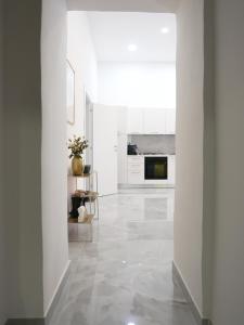 cocina con paredes blancas y suelo blanco en RODA Apartments, en Nápoles