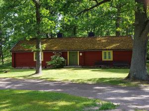 una casa rossa con una panchina davanti di Tranås Vandrarhem a Tranås