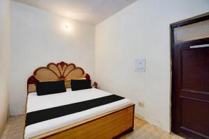 Postel nebo postele na pokoji v ubytování Hotel O Vrindavan guest house