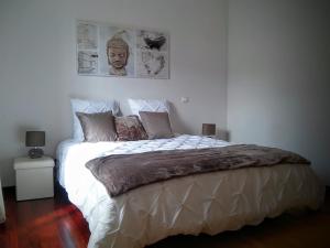 フンシャルにあるApartment Lidoのベッドルーム1室(大型ベッド1台、白いシーツ、枕付)