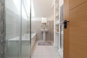 Ένα μπάνιο στο Cwmwbwb Lodge +37 φωτογραφίες