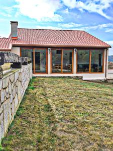 una casa con una pared y un muro de piedra en Casa Grille, en Cee