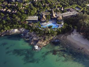 奈通海滩Pullman Phuket Arcadia Naithon Beach的水边度假村的空中景观
