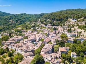 an aerial view of a town in the mountains at Joli 3P - Piscine & Parking in Bargemon
