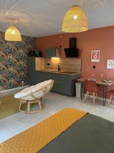 Una sala de estar con un sofá y una cocina. en Les Bains Bohème, en Amnéville