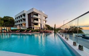 Bazén v ubytování Wave & Wellness Studio nebo v jeho okolí