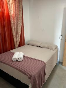 パラウアペバスにあるApartamento no Centro da Cidadeのベッドとタオル2枚のある寝室