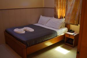 Ένα ή περισσότερα κρεβάτια σε δωμάτιο στο AL-AMARAT HOTEL Saddar