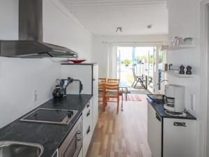 Η κουζίνα ή μικρή κουζίνα στο Apartment Valio - 6km from the sea by Interhome