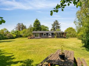 une maison au milieu d'une grande cour dans l'établissement Holiday Home Gritt - 800m from the sea by Interhome, à Gilleleje