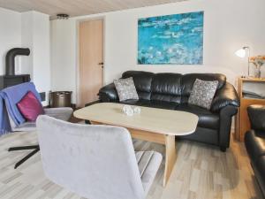 Posezení v ubytování Holiday Home Berthilde - 400m from the sea by Interhome