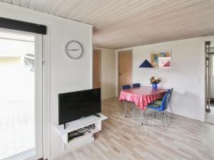 TV a/nebo společenská místnost v ubytování Holiday Home Berthilde - 400m from the sea by Interhome