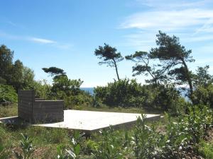 una panchina su una collina con l'oceano sullo sfondo di Apartment Benna - 120m from the sea by Interhome a Vester Sømarken