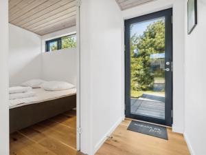 une chambre avec un lit et une grande fenêtre dans l'établissement Holiday Home Gonne - 350m from the sea by Interhome, à Vester Sømarken