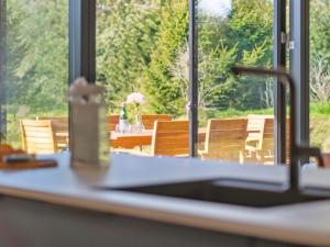 une table et des chaises devant une fenêtre dans l'établissement Holiday Home Gonne - 350m from the sea by Interhome, à Vester Sømarken
