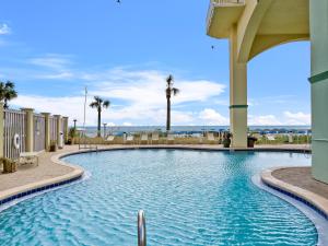 una piscina in un resort con palme di Celadon #0606 a Panama City Beach