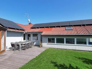 NeksøにあるHoliday Home Elisabeth - 400m from the sea by Interhomeの家の上のソーラーパネルとテーブルのあるパティオ