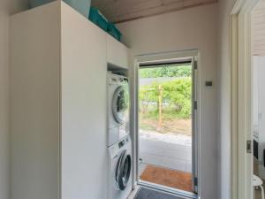 - une buanderie avec un lave-linge et un sèche-linge dans l'établissement Holiday Home Iivo - 350m from the sea by Interhome, à Vester Sømarken 22 autres photos