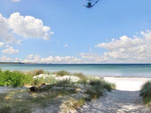 una playa de arena con el océano al fondo en Apartment Erblin - 250m from the sea by Interhome, en Neksø