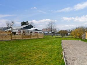 un campo con una valla y una casa en Apartment Erblin - 250m from the sea by Interhome, en Neksø 20 fotos más