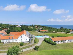 una vista aerea su una grande casa bianca con tetti arancioni di Apartment Annemai - 500m from the sea by Interhome ad Allinge