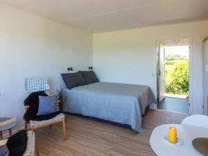 una camera da letto con un letto, una sedia e un tavolo di Apartment Annemai - 500m from the sea by Interhome ad Allinge Altre 12 foto