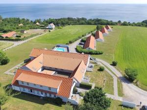 una vista aerea di una fila di case di Apartment Annemai - 500m from the sea by Interhome ad Allinge