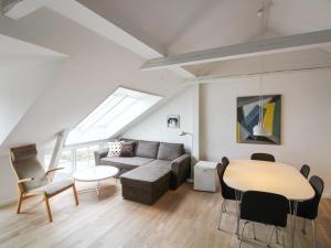 un soggiorno con un divano e un tavolo di Apartment Hertha - 500m from the sea by Interhome ad Allinge