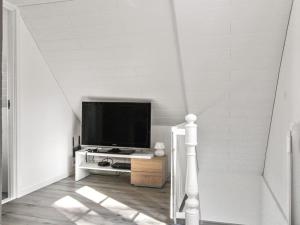 Μια τηλεόραση ή/και κέντρο ψυχαγωγίας στο Holiday Home Rask - 3km from the sea by Interhome