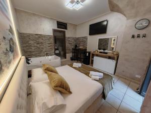 Un baño grande con cama y bañera. en Agata House, en Catania